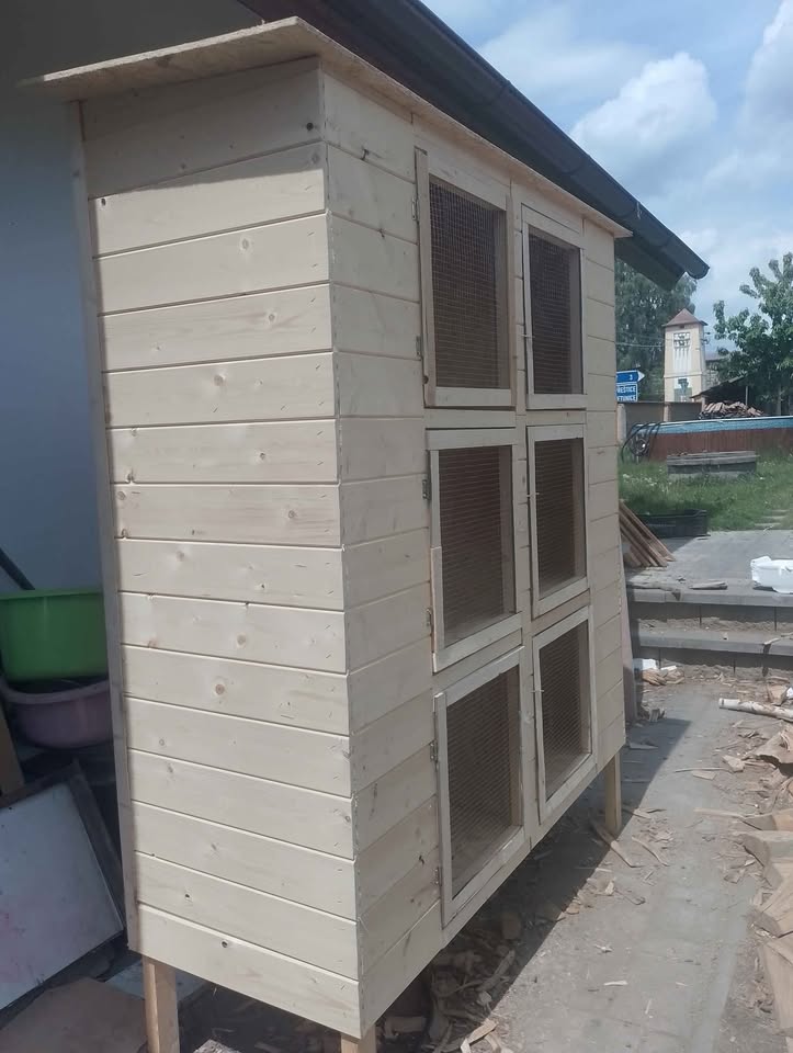 Six-square rabbit hutch